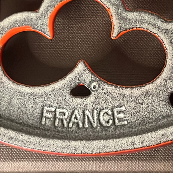 Le Creuset France Cerise Red Enameled Cast Iron Deluxe Round 8'' Trivet - Picture 7 of 8